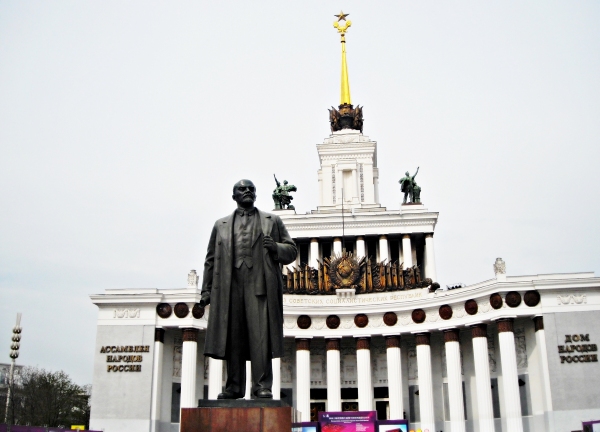 Estatua de Lenin en frontis de Centro Panruso de Exposiciones de Moscu